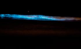 Bioluminescencja bruzdnic u wybrzeży Kalifornii.