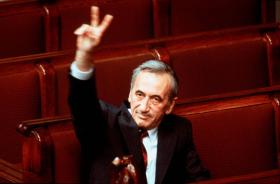 Tadeusz Mazowiecki w geście zwycięstwa – to jego znak rozpoznawczy. Sejm, wrzesień 1989 r.