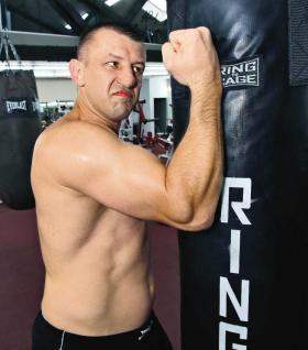 Adamek to bokser wybitny – kilkukrotny zawodowy mistrz świata federacji IBF i IBO w junior ciężkiej, WBC w półciężkiej.