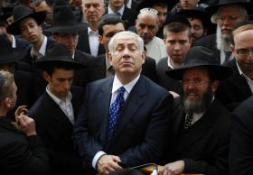 Nie było jeszcze premiera, który uzyskałby większość w Knesecie bez religijnych koalicjantów. Na fot. premier Netanjahu na pogrzebie rabina Avrahama Ravitza.