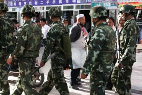 Chińskich żołnierzy można spotkać w każdym ujgurskim mieście. Co roku przybywa w Xinjiangu baz dla rządowego wojska i policji.