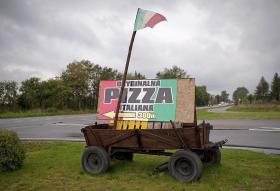 Reklama pizzerii na furmance przy drodze krajowej nr 10