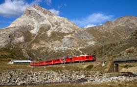 Najwyższym punktem trasy jest przełęcz Bernina (2253 m n.p.m.). Pociągi bez trudu – i niemal bezszelestnie – pokonują wzniesienia o nachyleniu nawet 70 promili.