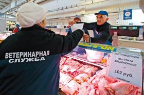 Kontrola rosyjskiej służby weterynaryjnej w jednym ze sklepów mięsnych.