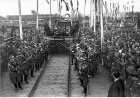 Warszawa, 16 maja 1935. Oficerowie Wojska Polskiego przeciągają platformę kolejową z trumną Marszałka Józefa Piłsudskiego w kierunku Dworca Głównego.