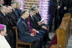 Prezydent na mszy w Katedrze Gnieźnieńskiej z okazji 1050. rocznicy Chrztu Polski