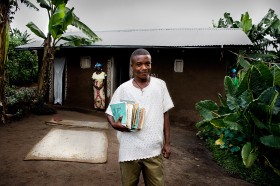 Jean Bocso Ndabereye, 19 lat. Tata zginął w czasie wojny. Mieszka z mamą, bratem i dzieckiem przygarniętym przez mamę. Pomaga w polu, biega, czyta, jest ministrantem. ZESZYTY są ważne, służą do nauki. Chce być pielęgniarzem, dobrym człowiekiem. Rutshuru