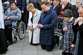 Podczas mszy w Łagiewnikach – z mężem Andrzejem Dudą jeszcze jako kandydatem na prezydenta, kwiecień 2015 r.