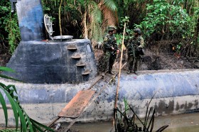 Dżungla w Kolumbii. Żołnierze przechwycili tam łódź podwodną służącą do przemytu kokainy. Skala przemysłu narkotykowego przekracza kolejne bariery.