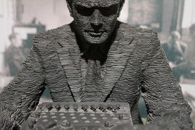 Rzeźbiarz Stephan Kettle sprtretował Alana Turinga, genialnego brytyjskiego matematyka, twórcy nowoczesnych nauk o przetwarzaniu informacji. Nie sposób przecenić jego wkładu w złamanie kodu Enigmy. Jego obecność w Stacji X zaważyła o jej sukcesie.