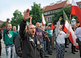 Młodzi członkowie Obozu Narodowo-Radykalnego na ulicach Myślenic już wiele lat temu czcili przedwojennych bojówkarzy.
