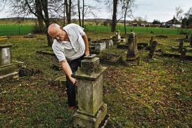 Jeden z cmentarzy mennonickich; dziś żuławskich Holendrów sprowadzają w te strony: ciasnota w ojczyźnie, interesy lub sentymenty.