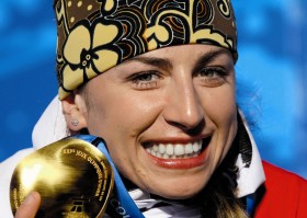 Justyna Kowalczyk ze złotym medalem zdobytym podczas igrzysk w Vancouver
