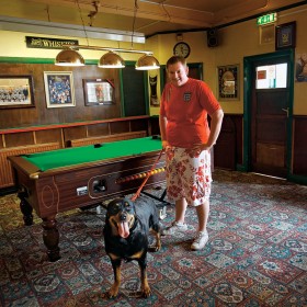 Obowiązkowy element sportowy w jednym z ostatnich ocalałych pubów w Portsmouth - The Cross Keys.