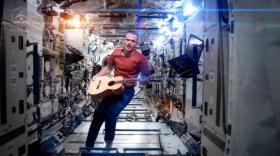 Chris Hadfield - astronauta, który w kosmosie stał się gwiazdą.
