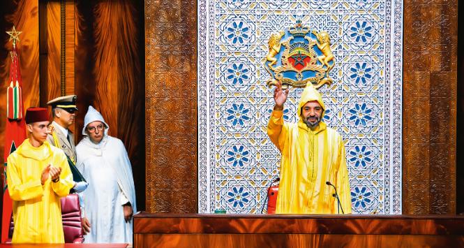 Król Muhammad VI oraz jego syn, książę Maulaj Hassan (po lewej w żółtym stroju)