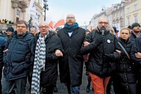 Michał Kamiński (drugi od lewej) na manifestacji KOD, współautor książki „Koniec PiS-u”