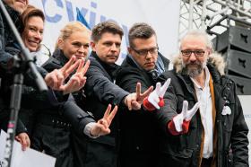 Warszawa, demonstracja „My Naród”. Od lewej: Małgorzata Kidawa-Błońska, Barbara Nowacka, Ryszard Petru, Jarosław Marciniak, Mateusz Kijowski.