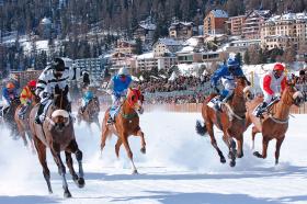 Wyścig konny po zamarzniętym jeziorze St. Moritz.