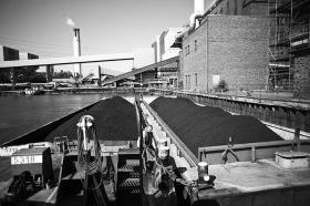 Dwie barki z tysiącem ton węgla docierają do berlińskiej elektrowni Reuter.