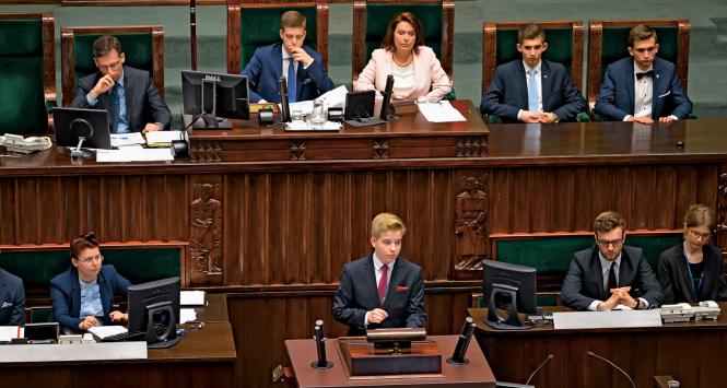 Posiedzenie Sejmu Dzieci i Młodzieży, 1 czerwca 2016 r. Z tyłu, w środku: jako gość wicemarszałek Małgorzata Kidawa-Błońska.