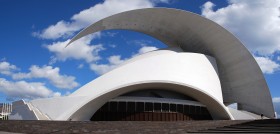Audytorium na Teneryfie. Projekt – Santiago Calatrava. W gmachu znajduje się duża sala koncertowa i często są w nim wystawiane widowiska operowe. Usytuowany na przylądku Santa Cruz. Zbudowany z betonu, stali i szkła.