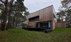 „Dom nad morzem” (Ultra Architects) – minimalistyczny dom jednorodzinny w lesie wśród wydm. To jedyna inwestycja prywatna, a także jedyny dom mieszkalny wśród tegorocznych finalistów.