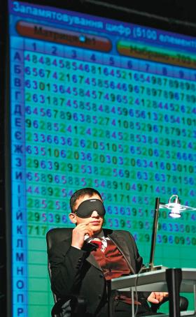 Lwów, 2006 r. Andrij Ślusarczyk podejmuje próbę pobicia rekordu Guinnessa w zapamiętywaniu cyfr.