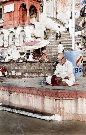 W hinduskim Waranasi wzdłuż brzegu Gangesu ciągną się schody, na których pielgrzymi medytują i...