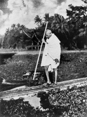 Gandhi, 1946 r. Przewędrował przez prawie całe Indie.