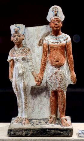 Echnaton i Nefertiti, pomalowana rzeźba z piaskowca.