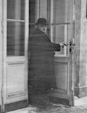 Warszawa, marzec 1929. Były minister skarbu Gabriel Czechowicz opuszcza gmach Sejmu po złożeniu dymisji.