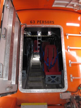 Wejście do hermetycznej łodzi ratunkowej, która w razie awarii (np. pożaru) wyniesie załogę pod wodą daleko poza strefę zagrożenia.
