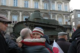Uczestnicy marszu prezydenta z repliką czołgu-bohatera wojny polsko-bolszewickiej.
