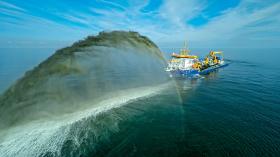 Megapogłębiarka „Junyang 1” zasysa tysiące ton piasku, przy czym zabija niezliczone formy życia niezbędne dla prawidłowego funkcjonowania oceanów.