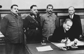 Od lewej: Andriej Żdanow (inicjator powstania sądów honorowych), Kliment Woroszyłow, Józef Stalin, Wiaczesław Mołotow i Otto Kuusinen