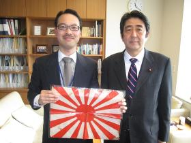 Rewizjonizm i ciągłe dążenie do militaryzacji obecnego premiera Shinzo Abe budzą poklask w Nippon Kaigi.