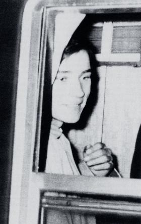 16-letni Michał Sobelman (potem historyk i slawista, tłumacz literatury hebrajskiej, scenarzysta filmów dokumentalnych) na dworcu kolejowym w Katowicach, 13 czerwca 1969 r.