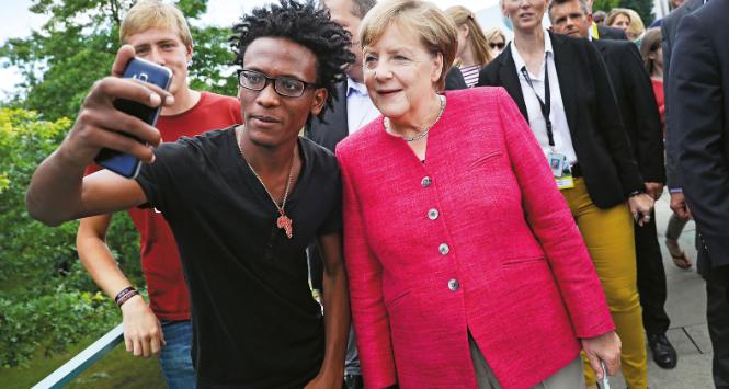 Uchodźcy chętnie robią sobie zdjęcia z Angelą Merkel, nazywają także dzieci na jej cześć.
