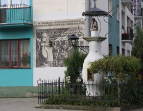 Gorlice, kapliczka przy ul. Węgierskiej, którą w 1854 r. oświetliła pierwsza w świecie uliczna lampa naftowa.