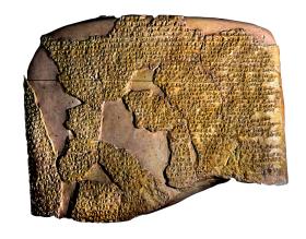 Pismo hetyckie z XIII w. p.n.e. W tym języku spisano pierwszy znany i zachowany traktat pokojowy – po bitwie stoczonej pod Kadesz przez wojska Egipcjan i Hetytów.