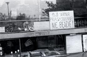 19 i 20 sierpnia 1981 r. Solidarność ogłosiła „Dniami bez prasy”, wstrzymując druk i kolportaż dzienników w całym kraju, w proteście wobec propagandy w środkach masowego przekazu.