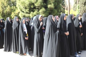 Czadory to strój noszony w Iranie, okrywa ciało od stóp do głów i może się łączyć z małą chustą zawiniętą na głowie. Na zdjęciu irańskie uczennice w czadorach.