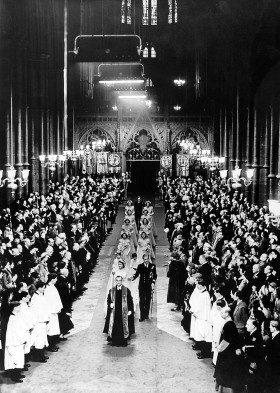 20 listopada 1947 r. w Opactwie Westministerskim odbył się ślub Elżbiety z dynastii Windor z greckim księciem Filipem Mountbattenem. Wybranek po ślubie ujawnił wielki talent do gaf.