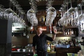 Restauracja Szpularnia, najbardziej ekskluzywny lokal w mieście, gdzie po dawnym przemysłowym klimacie pozostały w podłodze stare kamienie za szkłem, a w menu gołąbek prządki.