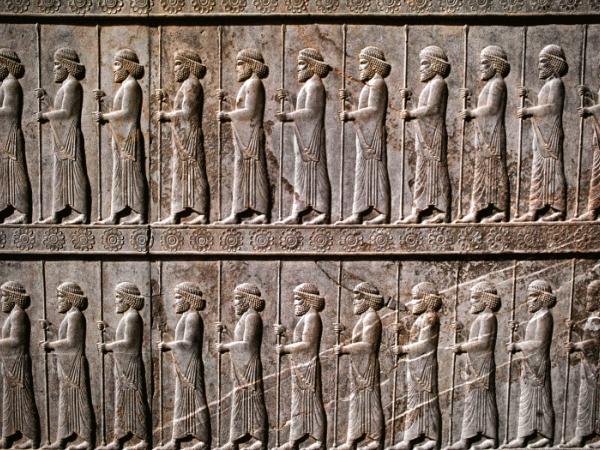 Lekkozbrojni piechurzy perscy z imperium Achemenidów, tzw. Nieśmiertelni, płaskorzeźba zachowana w ruinach Persepolis.
Herodot podawał, że jednostka liczy 10 tys. żołnierzy.