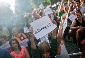 Berlińczycy z hasztagiem „#direngezi” solidaryzują się z protestującymi w obronie parku Gezi w Stambule, 2013 r.