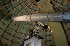 Wielki teleskop Licka - cud techniki końca XIX wieku. Pierwszych obserwacji za jego pomocą dokonano zimną nocą styczniową roku 1888. Ku rozpaczy astronomów, teleskop nie 'ostrzył' jak należy. Usterka okazała się jednak trywialna.