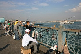 Most Galata łączy dwie europejskie dzielnice Stambułu, Karaköy oraz Eminönü. Ryby złowione na górze trafiają na dolną kondygnację, na stoły restauracji, w których jedzą turyści lub zamożni stambulczycy.