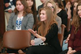 Maria Sokołowska (w środku) uczennica II LO podczas spotkania z Donaldem Tuskiem.